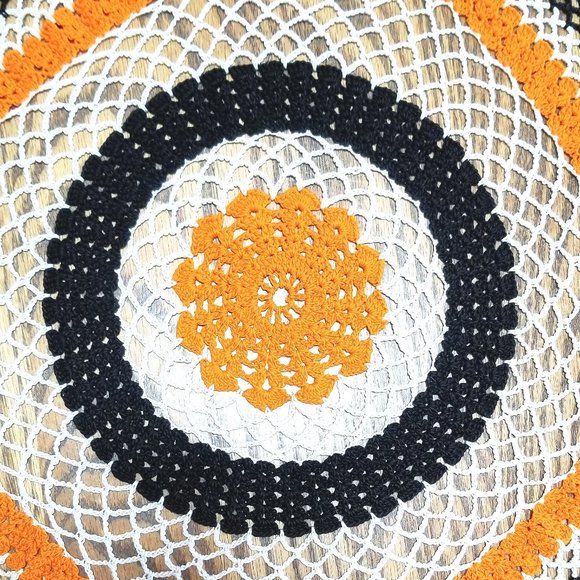 Vintage Style New Hand Crafted 4-Way Circle, Pumpkin, Black, & Natural 20" Doily - Picture 3 of 3